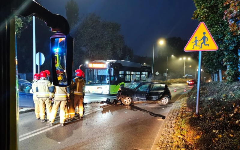 4/5 Czołówka dwóch osobówek na Fabrycznej