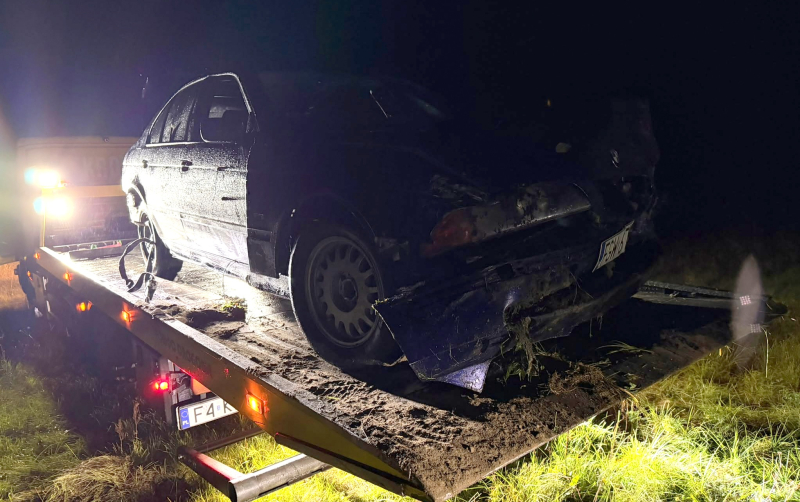 1/4 Kierowca BMW uderzył w dom i przepust w Lubiszynie