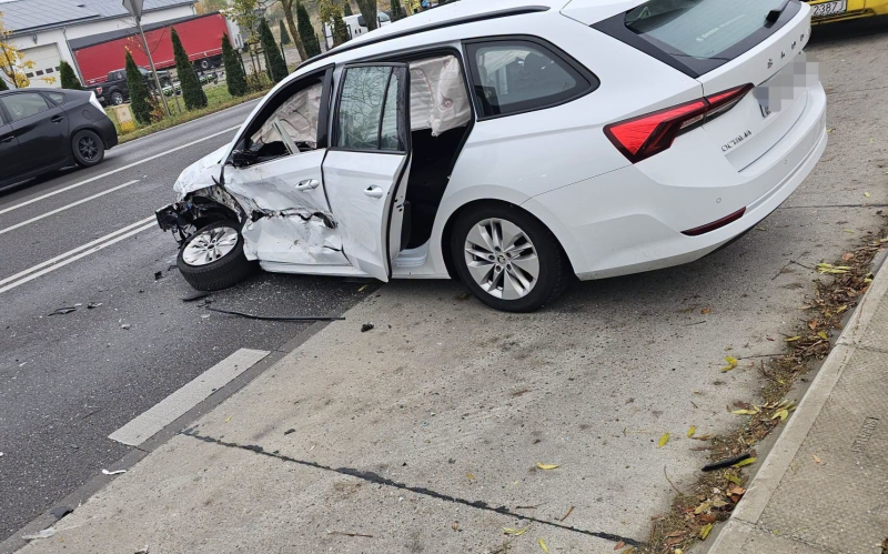 2/5 Wypadek na Szczecińskiej. Zderzenie Peugeota i Skody