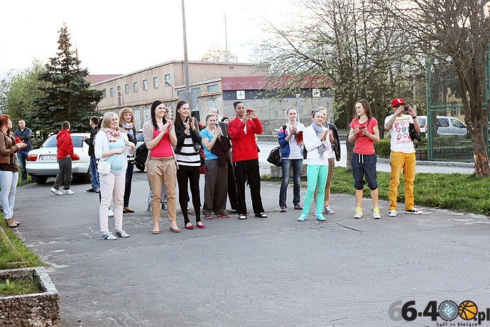 8/33 Kibice podziękowali koszykarkom