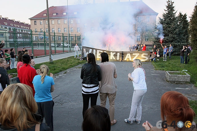 10/33 Kibice podziękowali koszykarkom