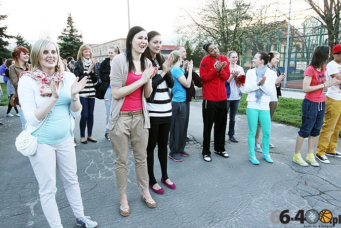 12/33 Kibice podziękowali koszykarkom