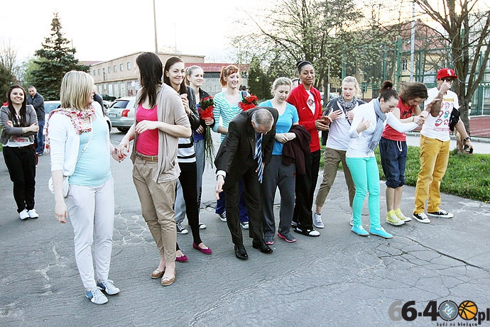 13/33 Kibice podziękowali koszykarkom