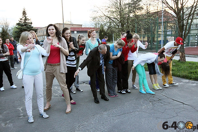 14/33 Kibice podziękowali koszykarkom