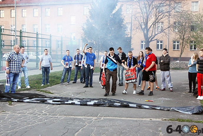 15/33 Kibice podziękowali koszykarkom