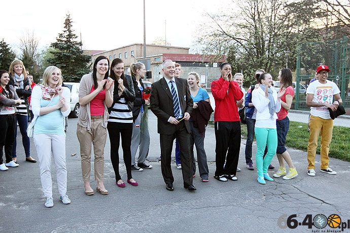 16/33 Kibice podziękowali koszykarkom