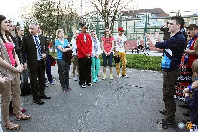 17/33 Kibice podziękowali koszykarkom