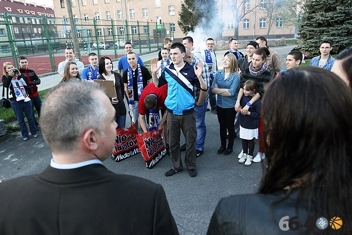 18/33 Kibice podziękowali koszykarkom