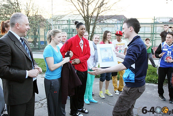 19/33 Kibice podziękowali koszykarkom