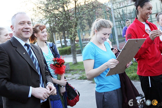 20/33 Kibice podziękowali koszykarkom