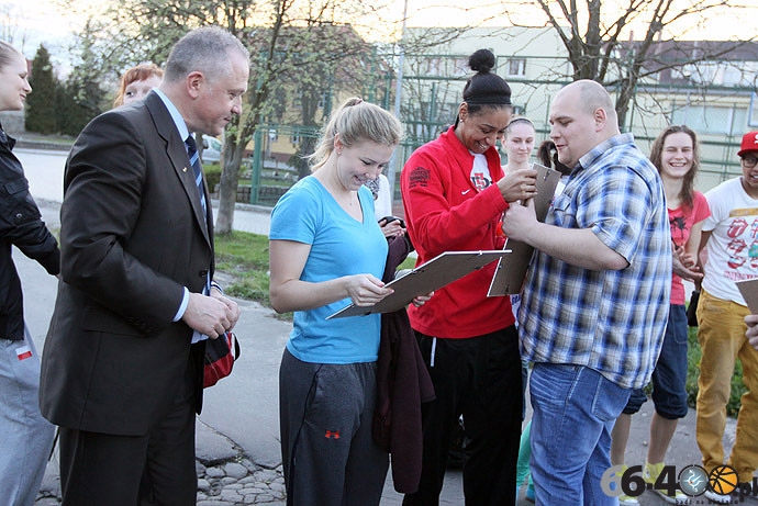 21/33 Kibice podziękowali koszykarkom