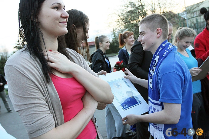 22/33 Kibice podziękowali koszykarkom