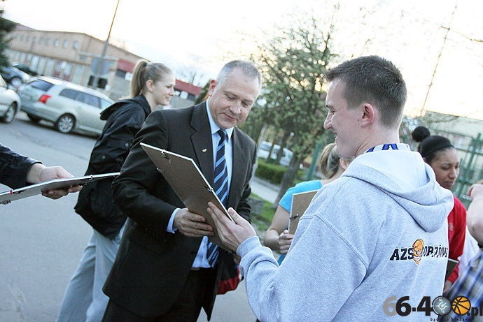 23/33 Kibice podziękowali koszykarkom