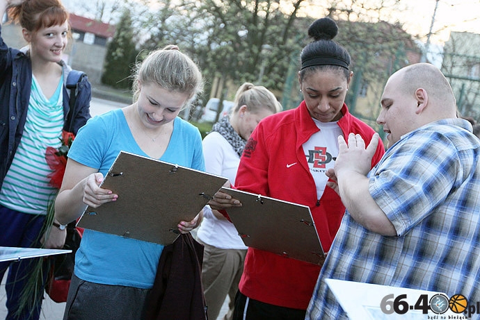 24/33 Kibice podziękowali koszykarkom