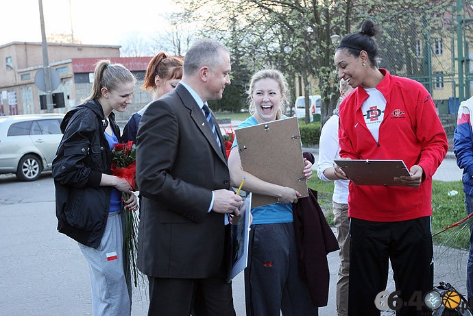 26/33 Kibice podziękowali koszykarkom