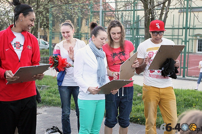 27/33 Kibice podziękowali koszykarkom