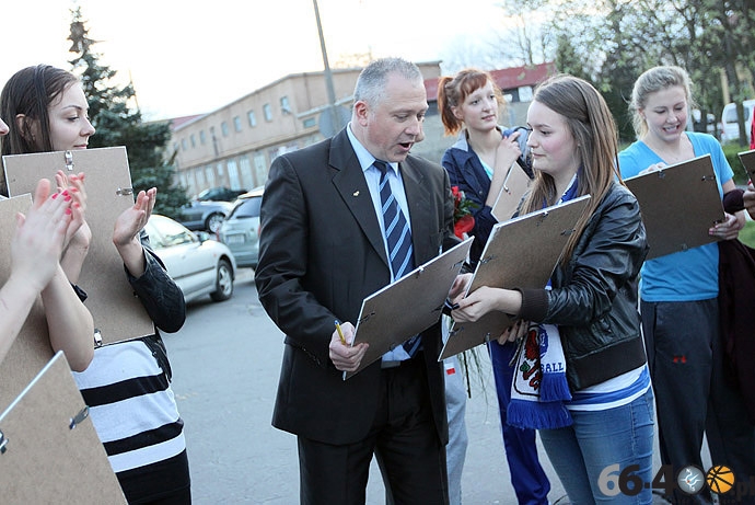 28/33 Kibice podziękowali koszykarkom