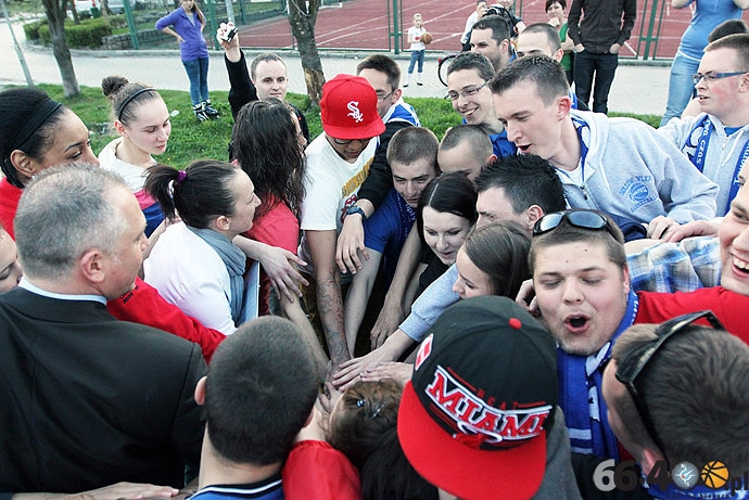 30/33 Kibice podziękowali koszykarkom