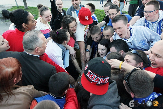 31/33 Kibice podziękowali koszykarkom