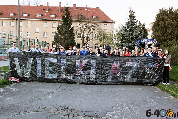 32/33 Kibice podziękowali koszykarkom