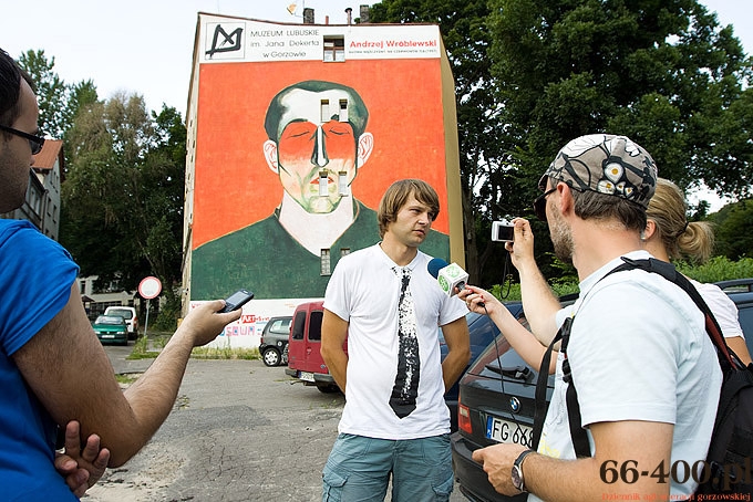 4/8 Gorzów: Mural - Głowa mężczyzny na czerwonym tle