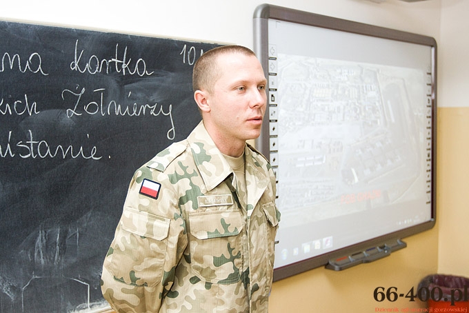 4/16 Gorzów: SP15 - Malowanie Bożonarodzeniowych kartek dla polskich żołnierzy w Afganistanie