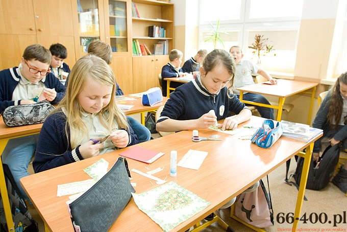 14/16 Gorzów: SP15 - Malowanie Bożonarodzeniowych kartek dla polskich żołnierzy w Afganistanie