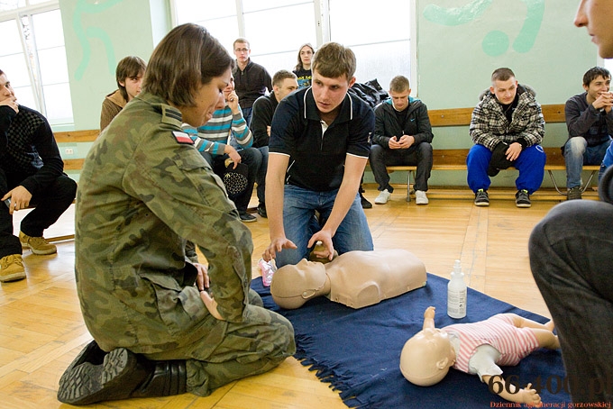 10/11 Gorzów: ZS Elektrycznych - Kurs pomocy przedmedycznej z wojskowymi ratownikami medycznymi z Międzyrzecza