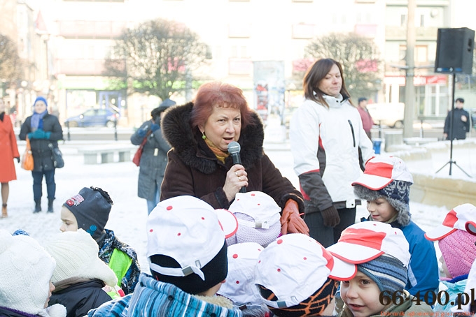 1/16 Gorzów: Przedszkolaki ubrały choinkę