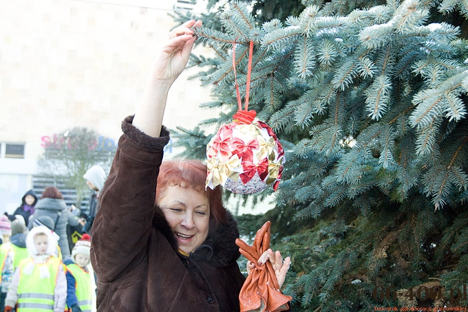 3/16 Gorzów: Przedszkolaki ubrały choinkę