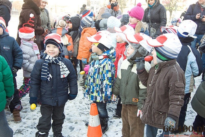 4/16 Gorzów: Przedszkolaki ubrały choinkę