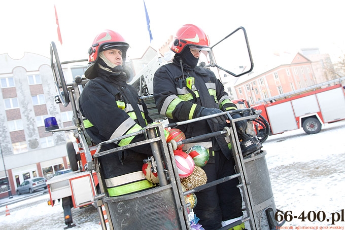5/16 Gorzów: Przedszkolaki ubrały choinkę