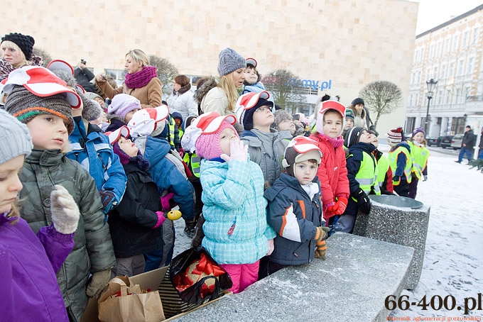 6/16 Gorzów: Przedszkolaki ubrały choinkę