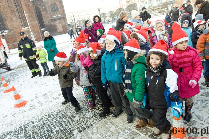 9/16 Gorzów: Przedszkolaki ubrały choinkę