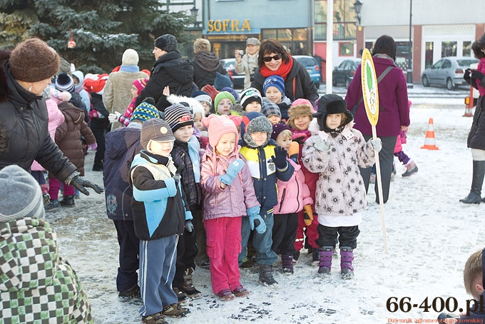 10/16 Gorzów: Przedszkolaki ubrały choinkę