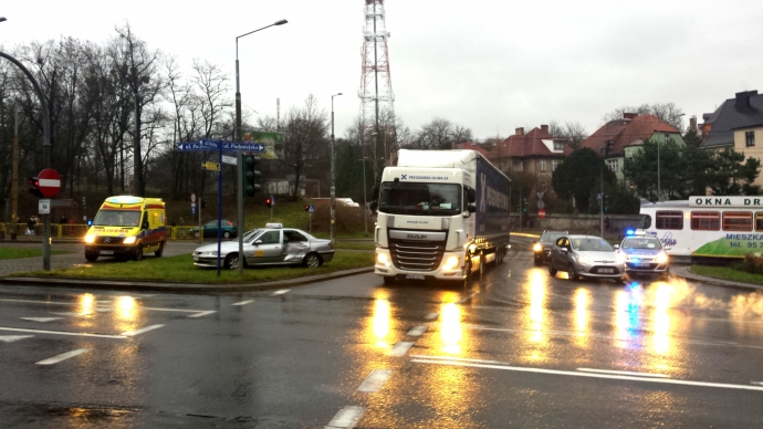 1/4 Zderzenie tramwaju z taksówką na rondzie Solidarności