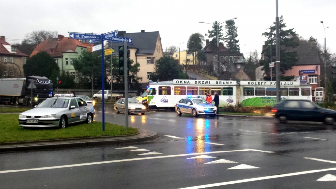 2/4 Zderzenie tramwaju z taksówką na rondzie Solidarności