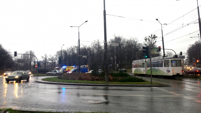 4/4 Zderzenie tramwaju z taksówką na rondzie Solidarności
