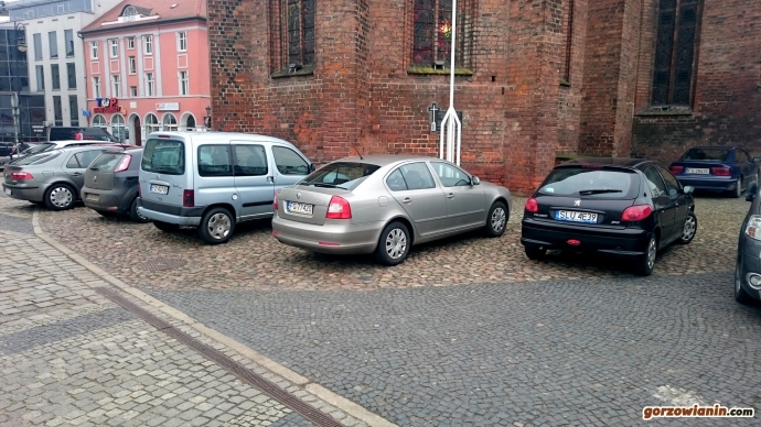 4/11 Księża niczym święte krowy - parkują gdzie chcą?