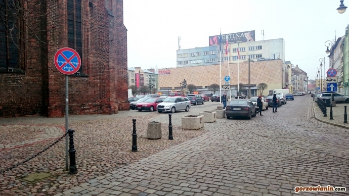 10/11 Księża niczym święte krowy - parkują gdzie chcą?