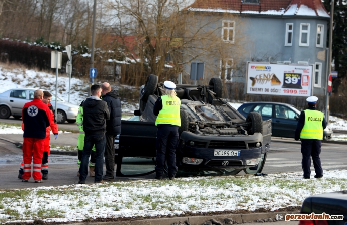 1/9 2014 02 05 Zderzenie volkswagena i peugota na rondzie Wyszyńskiego