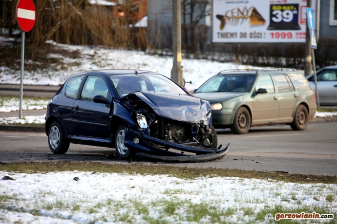 2/9 2014 02 05 Zderzenie volkswagena i peugota na rondzie Wyszyńskiego