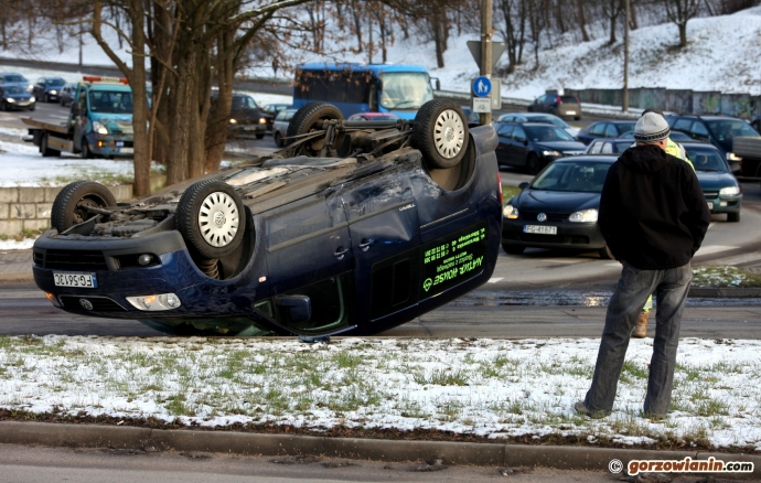 3/9 2014 02 05 Zderzenie volkswagena i peugota na rondzie Wyszyńskiego