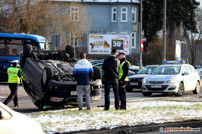 5/9 2014 02 05 Zderzenie volkswagena i peugota na rondzie Wyszyńskiego