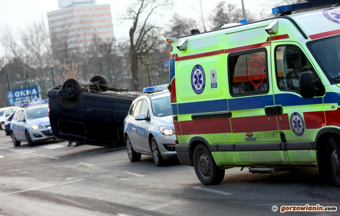 6/9 2014 02 05 Zderzenie volkswagena i peugota na rondzie Wyszyńskiego