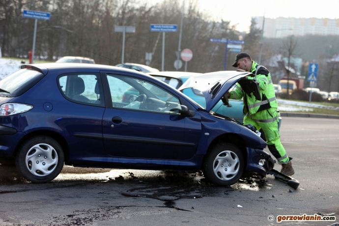 7/9 2014 02 05 Zderzenie volkswagena i peugota na rondzie Wyszyńskiego