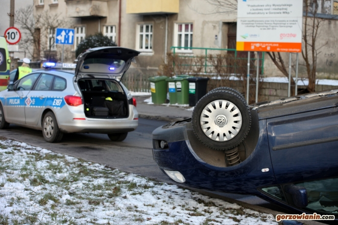 8/9 2014 02 05 Zderzenie volkswagena i peugota na rondzie Wyszyńskiego