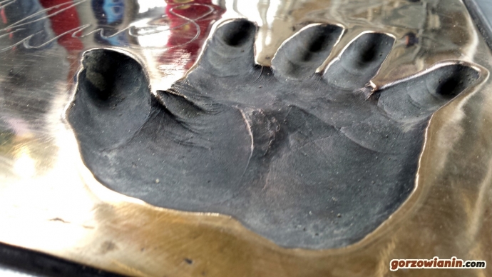 6/9 Odcisk dłoni Bogusława Nowaka w Alei Sław