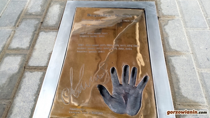9/9 Odcisk dłoni Bogusława Nowaka w Alei Sław