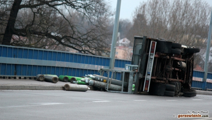 3/13 Wypadek auta przewożącego butle z dwutlenkiem węgla!
